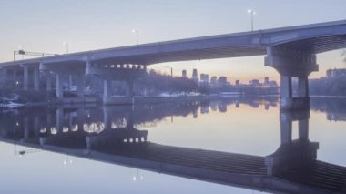 Endüstriyel Görünümlü Dartmouth Köprüsü ve Minneapolis Şehir Merkezinden Gelen Uzak Oranlar, bir bahar Alacakaranlık 4K UHD Zaman Çizelgesi sırasında Mississippi Nehri 'ne yansıyor.