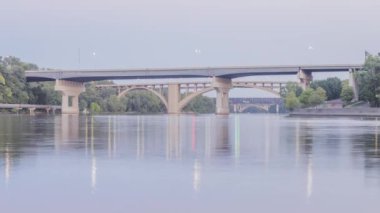 Dartmouth, Franklin, Short Line ve Lake-Marshall Avenue Köprülerini İkiz Şehirler 'de, Twin Cities üzerinde sıkıştıran Yakın plan bir çekim.