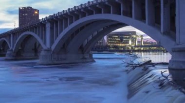 Twilight 'taki St. Anthony Elektrik Şelalesi' nde Mississippi Nehri 'ni geçen Minneapolis Köprülerinin Orta Çekimi
