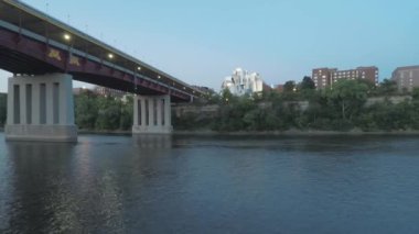 MINAPOLIS, MN - YAZ 2018 - Güçlü Mississippi Nehri 'nin Geniş Açı Zaman Kaynağı Washington Bulvarı Köprüsü ve Weisman Sanat Müzesi' ni geçerken Alacakaranlık