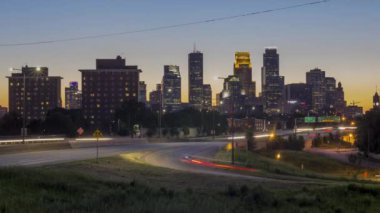 Bir Yaz Alacakaranlığı sırasında Minneapolis ve Residential önünde Orta Yol 4K Timelapse Uzun Maruz Kalma Çekimi