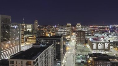 Minneapolis Binaları ve Sokak Seviyesi 4K UHD Zaman Çizelgesi Yüksek Açı Gece Çekimi