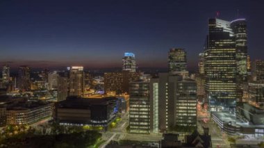 Minneapolis ve Sokak Seviyesi 4K Timelapse 'de Yüksek Açılı Alacakaranlık Mimarinin Uzun Çekimi