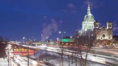 Klasik Minneapolis Katedrali ve Uzun Pozlu Trafik 4K UHD Zaman Çizelgesi Orta Çekimi