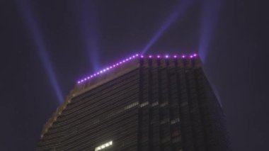 MINAPOLIS, MN - FEBRUARY 2018 - Minneapolis şehir merkezindeki Iconic IDS Center Gökdelenine Gece Işıkları 4K UHD Timelapse ile Düşük Açı Orta Çekim