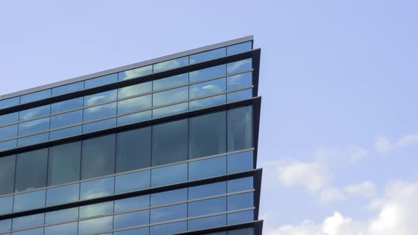 Una Esquina Del Edificio Oficinas Vidrio Del Centro Refleja Nubes — Vídeos de Stock