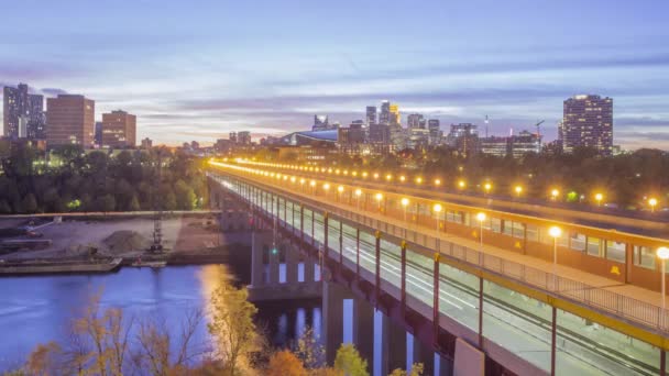 Plano Amplio Del Ángulo Del Centro Minneapolis Sobre Puente Iluminado — Vídeos de Stock