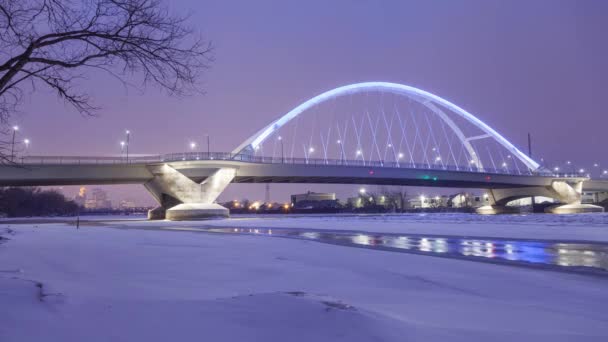 Σύγχρονη Γέφυρα Minneapolis Lowry Εκτείνεται Μερικώς Κατεψυγμένα Μισισιπή Ποταμού Ορίζοντα — Αρχείο Βίντεο