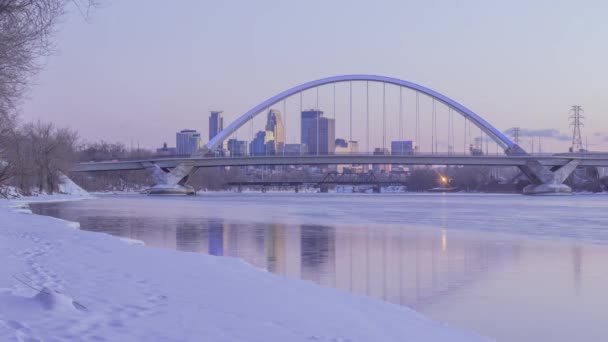 Medium Skott Blue Lowry Bridge Och Avlägsen Minneapolis Skyline Reflekterande — Stockvideo