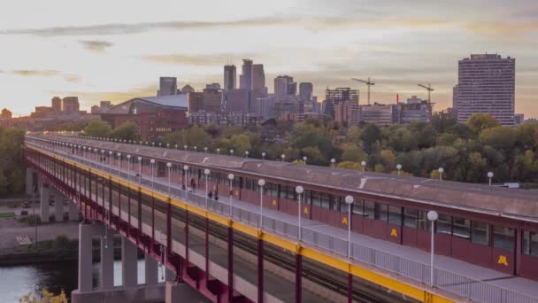 Tiro Medio Una Hora Dorada Colorida Puesta Sol Sobre Minneapolis — Vídeo de stock