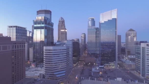 Egy Nagy Látószögű Városkép Felhőkarcolókról Minneapolisban Kis Utcai Forgalom Felett — Stock videók