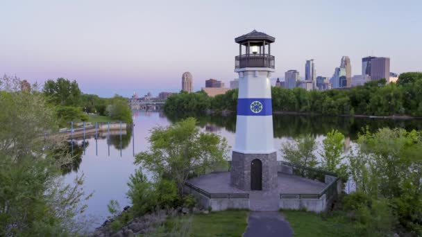 Minneapolis Skyline Boom Island Farol Sobre Rio Mississippi Pontes Entardecer — Vídeo de Stock
