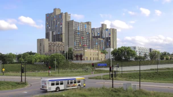 Trens Cruzamento Tráfego Frente Riverside Plaza High Rise Apartments Minneapolis — Vídeo de Stock