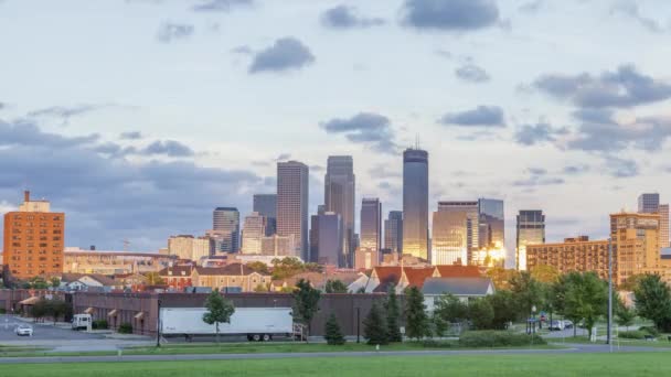Eine Mittlere Aufnahme Der Innenstadt Von Minneapolis Der Abenddämmerung Mit — Stockvideo