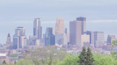Bir Yaz Alacakaranlık 4K UHD sırasında Minneapolis Skyline Aydınlanmasının Yakın Çekimi