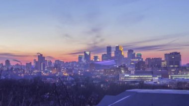 Güzel bir Kış Alacakaranlık Saati 4K UHD Zaman Çizelgesi sırasında Minneapolis 'in Süpürge Vista' sının Orta Geniş Çekimi