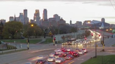 Minneapolis şehir merkezinde, Sunset 4K UHD Timelapse 'de Hiawatha Caddesi' nin arkasında.