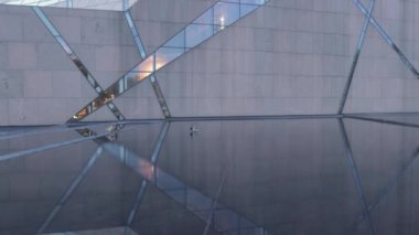 MINAPOLIS, MN - Mart 2018 - Minnesota Üniversitesi 'nin McNamara Mezunlar Merkezi' ndeki Aydınlatılmış Pencerelerin Ayrıntılı Çekimi ve Ördeklerle Yansıyan Havuz.