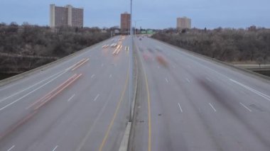 4K Manzara UHD Zaman Çizelgesinde Yüksek Yerleşim Yükselişleri ile Otoyol Trafiğinin Geniş Açı Baharlı Alacakaranlık Çekimi