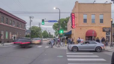 MINAPOLIS, MN - Mayıs 2018 - 331 Kulübünün dışında geniş açılı insan ve trafik fotoğrafı, 2018 Minneapolis Sanat-A-Whirl Yaz etkinliği 4K Timelapse
