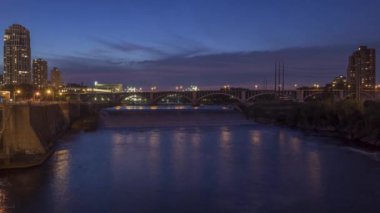 Urban Minneapolis 4K Timelapse 'deki Mississippi Nehri' ndeki Yukarı St. Anthony Şelalesi 'nin Alacakaranlık Uzun Çekimi