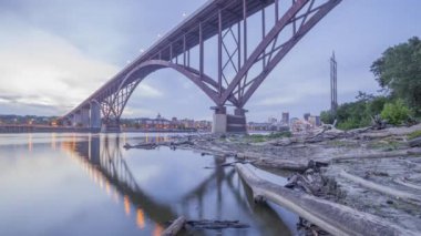 Smith Bulvarı Yüksek Köprüsünün Geniş Açı Çekimi Güçlü Mississippi Nehri ve St Paul Şehri Alacakaranlık 4K UHD Zaman Çizelgesi