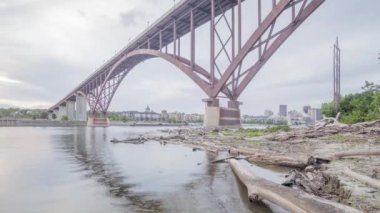 Mississippi Nehri üzerindeki Smith Bulvarı Yüksek Köprüsü 'nün Geniş Açı Çekimi. Alacakaranlık 4K UHD Zaman Çizelgesi' ndeki Uzak St. Paul.