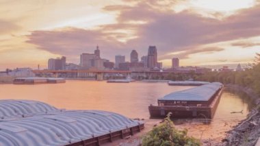 4K UHD Timelapse Güçlü Mississippi Nehri ve St. Paul şehir merkezi üzerinde canlı bir yaz günbatımının çekimi, Minnesota Kongre Binası