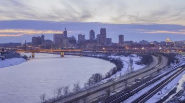 Geniş Açı Uzun Açı Alacakaranlık 4K UHD Güçlü Mississippi Zaman Çizelgesi St Paul Şehri 'nde akıyor