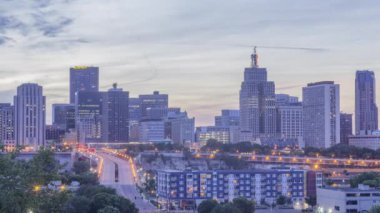 Dramatik Renkli Yaz Alacakaranlığı 4K UHD Zaman Çizelgesi sırasında St. Paul Şehir Merkezine Orta Yol Çekimi