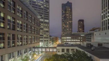 St. Paul şehir merkezinden 4K Timelapse Gecesinde Geniş Açı Uzun Pozlu Trafiğin Çekimi