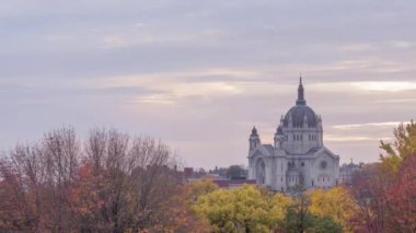St Paul Katedrali dramatik sonbahar günbatımı bulutlarıyla 4K UHD Zaman Çizelgesi