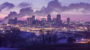 Kara Bulutlar St. Paul 'a girdikten sonra Minneapolis arka planda ve Mississippi Nehri ön planda.