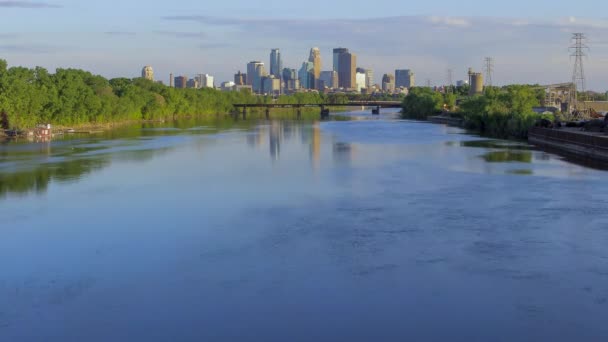 Minneapolis Skyline Reflectie Tegen Rushing Mississippi River Vroege Lente Canoers — Stockvideo