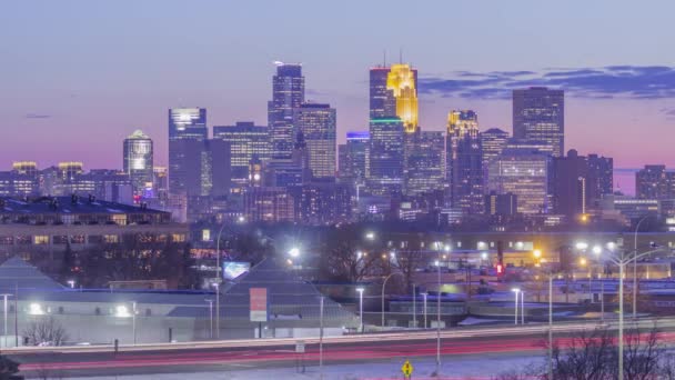 Downtown Minneapolis Ilumina Durante Crepúsculo Comprimido Contra Tráfego Exposição Longa — Vídeo de Stock