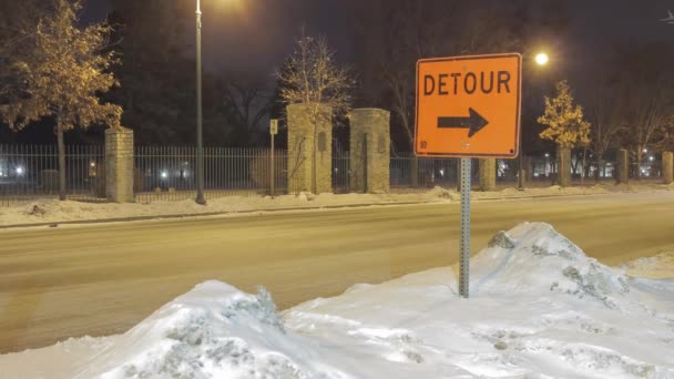 Een Close Groothoekige Lange Blootstellingsnacht Shot Van Een Detour Teken — Stockvideo