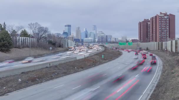 Широкий Розстріл Міннеаполісі Cityscape Interstate Traffic 35W Winter Twilight — стокове відео