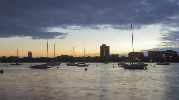 在明尼阿波利斯湖畔的一艘平静的Bde Maka Ska上漂浮的帆船上 夕阳西下 — 图库视频影像