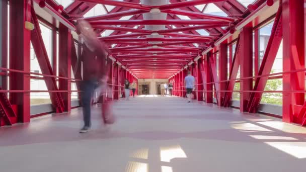 People Walk Shadows Perubahan Dalam Red Symmetrical Skyway Uhd Timelapse — Stok Video