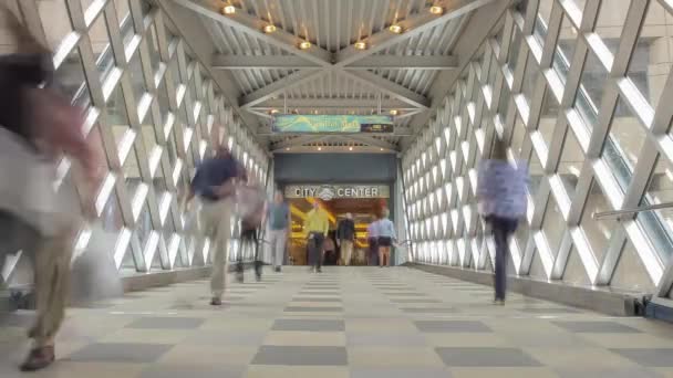 在市中心的天桥4K号上 人们在繁忙的午餐时间里四处走走 — 图库视频影像