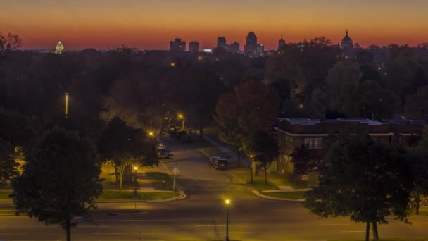 Uma Paisagem Urbana Média Tirada Paul Street Traffic Blurring Durante — Vídeo de Stock