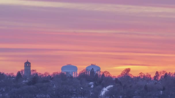 Телефотосъемка Сжатие Классических Современных Водонапорных Башен Горного Парка Против Драматического — стоковое видео