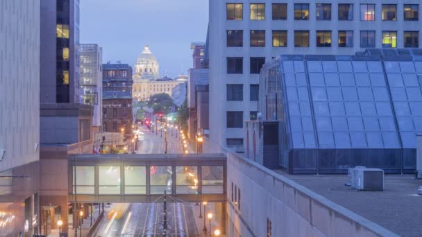 图为圣保罗市中心轻轨列车通过明尼苏达州国会大厦时 Telephoto的镜头 — 图库视频影像