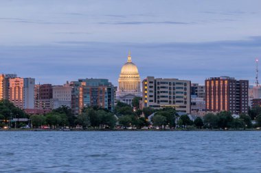 Wisconsin Eyaleti Kongre Binasında alacakaranlık görüntüsü