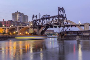 Union Pacific Köprüsü 'nün altında orta boy bir tekne.