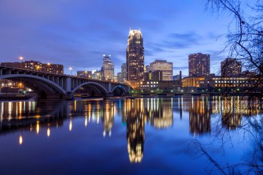 Minneapolis 3. dalga köprüsü Mississippi 'ye yansıdı
