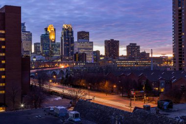 Minneapolis 3. dalga köprüsü ve bulutlar alacakaranlık uzun pozlu orta çekim