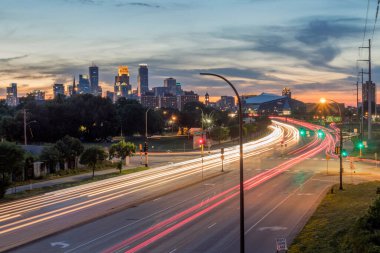 Minneapolis ve Hiawatha gün batımından sonra trafik izleri bırakırlar.