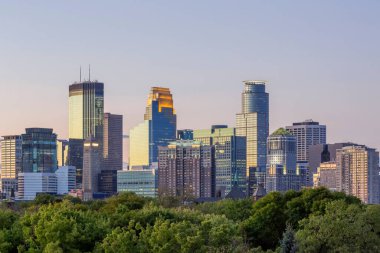 Minneapolis kapanıyor günbatımı gökyüzünü yansıtıyor
