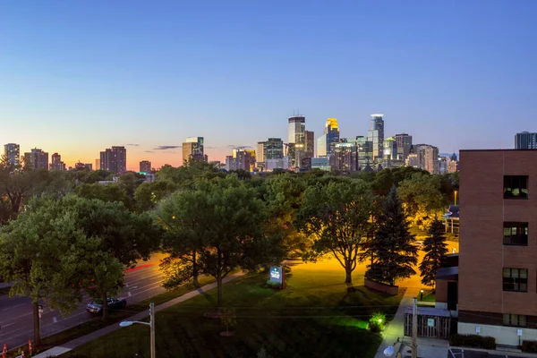 Medium Zuid Minneapolis Skyline Park Ave — Stockfoto